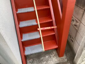 府中市で鉄骨階段の雨漏り予防のための塗装工事　錆止め塗装